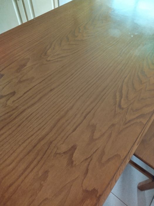 Mesa e quatro bancos de cozinha em madeira