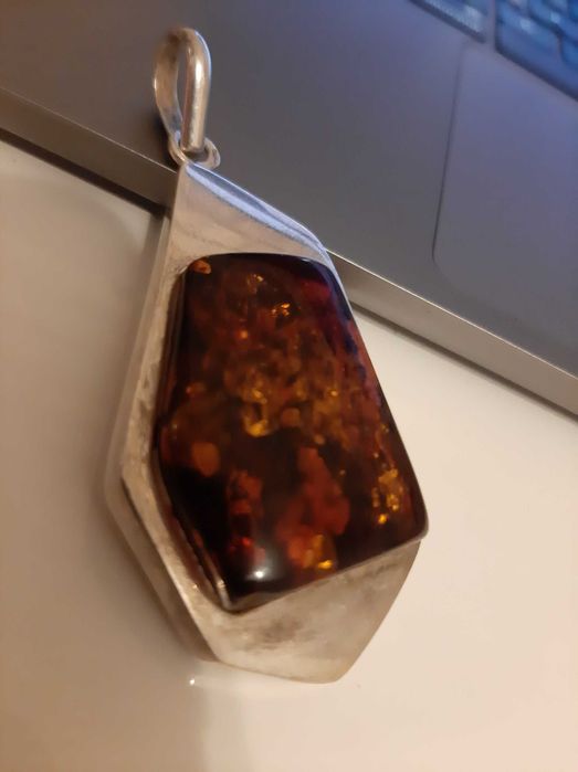 Stary duży srebrny wisior z bursztynem