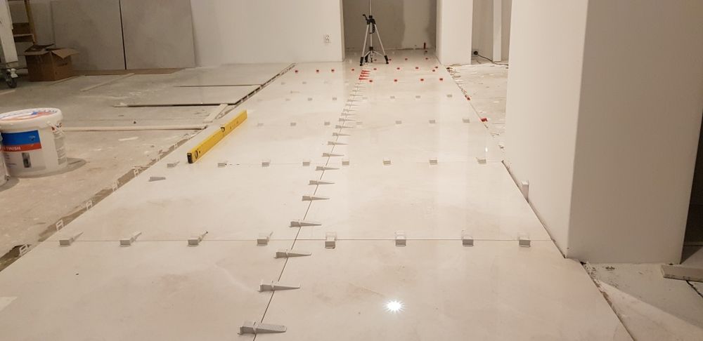 Naprawa montaż okien i drzwi. Montaż parapetów, wykończenie wnętr