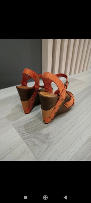 Sandały na koturnie