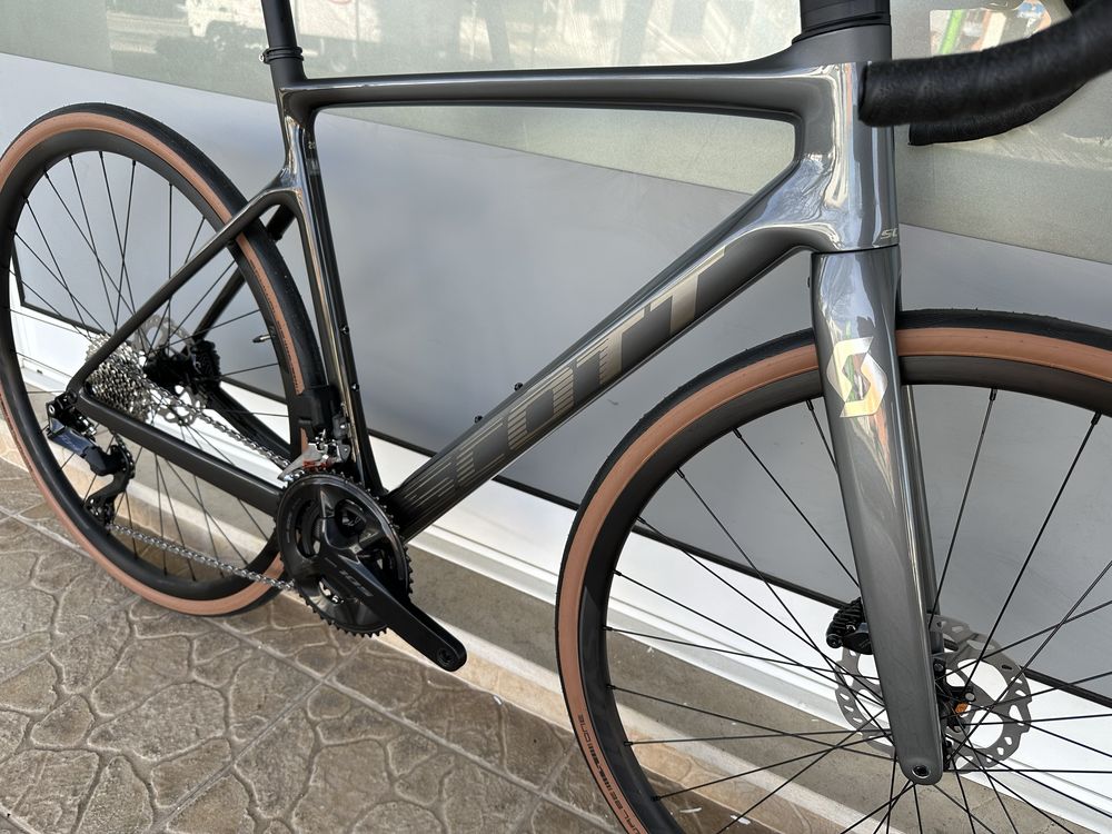 Bicicleta de estrada Scott Addict Di2 - Novidade