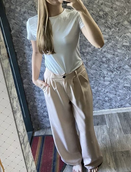 біла спідниця та брюки пудрового кольору
