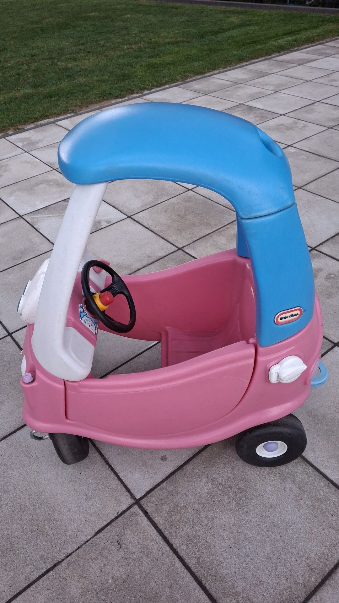 Jeździk Little Tikes 614798 WYJMOWANA PODŁOGA autko plus przyczepka