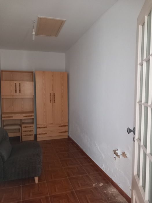 Móveis de quarto, sofás e máquina de lavar roupa.