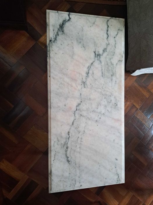 Mesa de sala com tampo em mármore