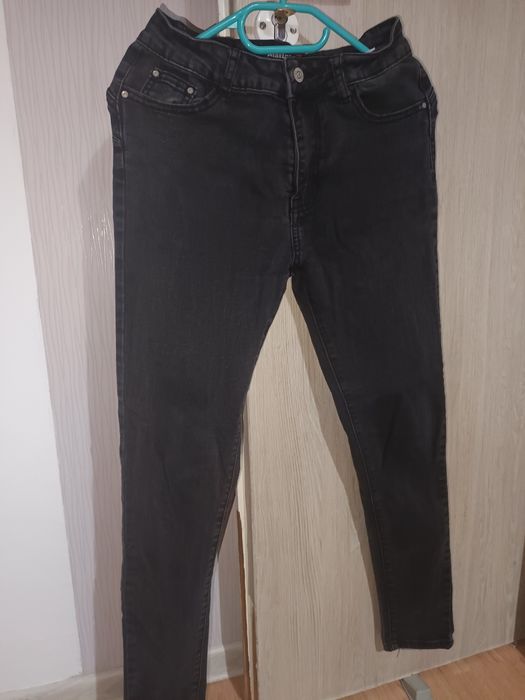 Czarne jeansy push up
