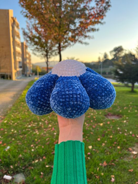 Almofada decorativa de flor em crochet