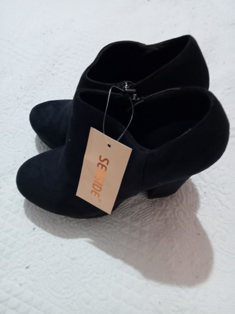 Botas Novas com etiqueta tamanho 36.