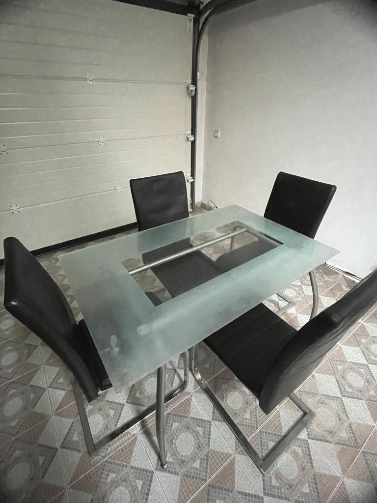 Mesa de vidro com 4 cadeiras de cabedal