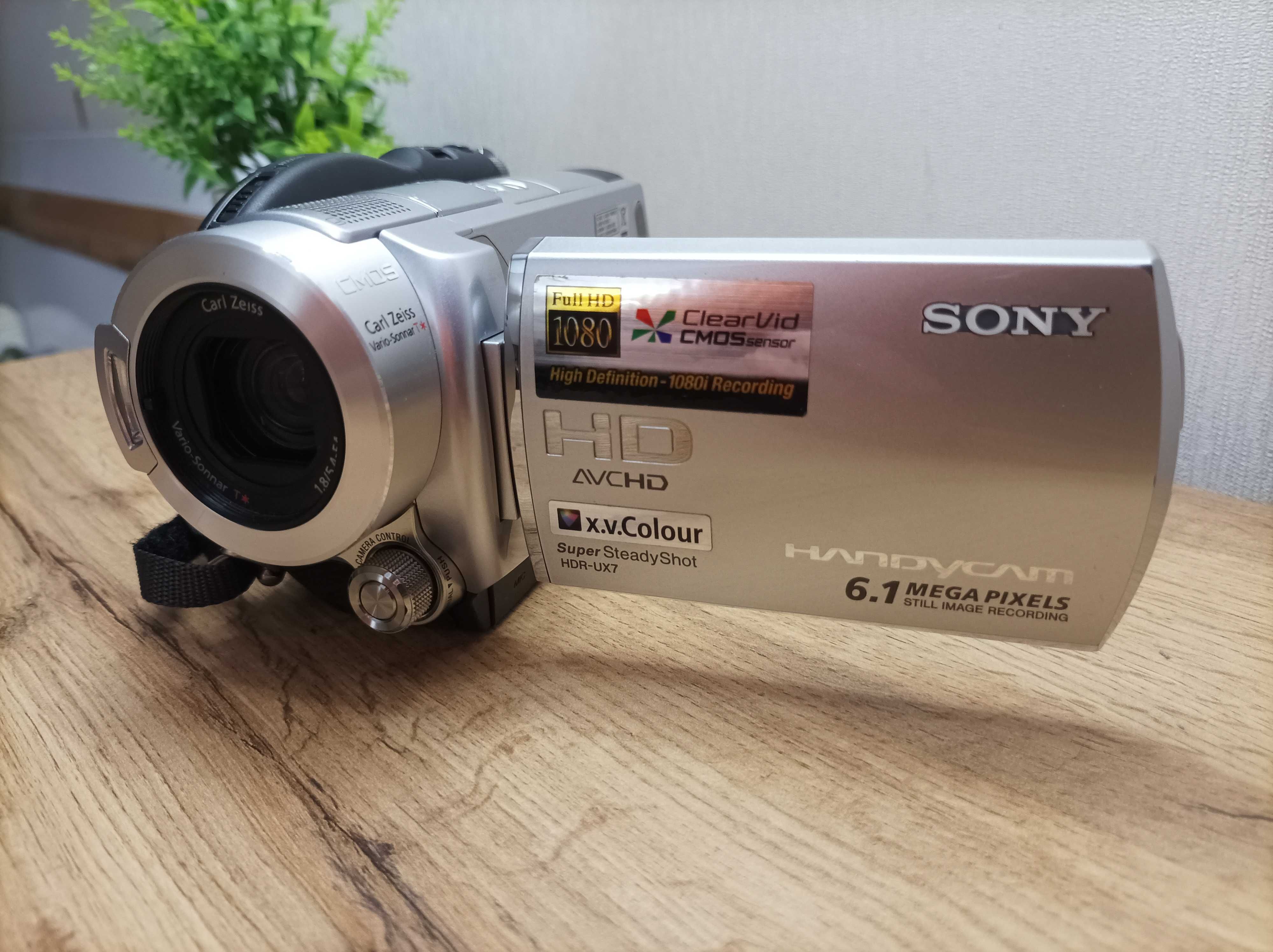 Видеокамера Sony HDR-UX7E