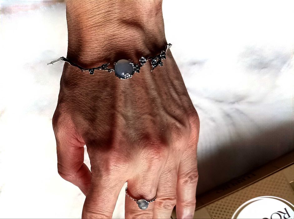 Nowy srebrny pierścionek z kamieniem księżycowym