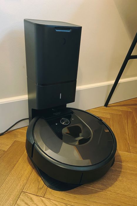 Odkurzacz Roomba i7+ z bazą czyszczącą i nowym akumulatorem