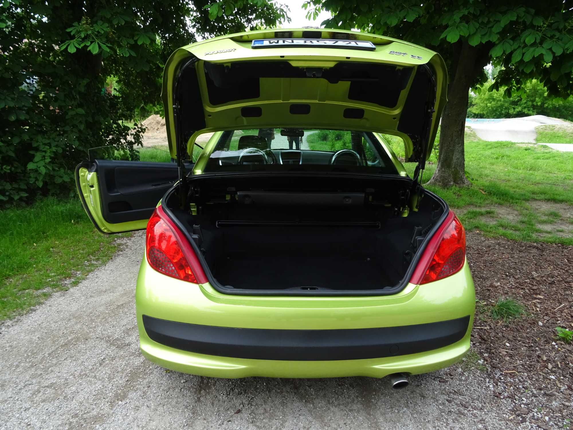 Peugeot 207 CC użytkowany przez kobietę