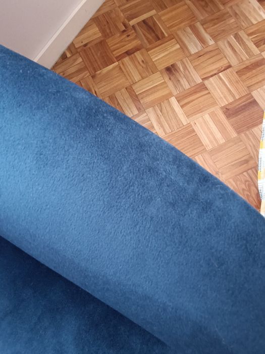 Sofá 3 lugares azul escuro com pés em agulha