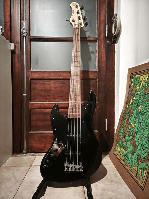 Baixo Sadowsky 5 cordas (esquerdismo)