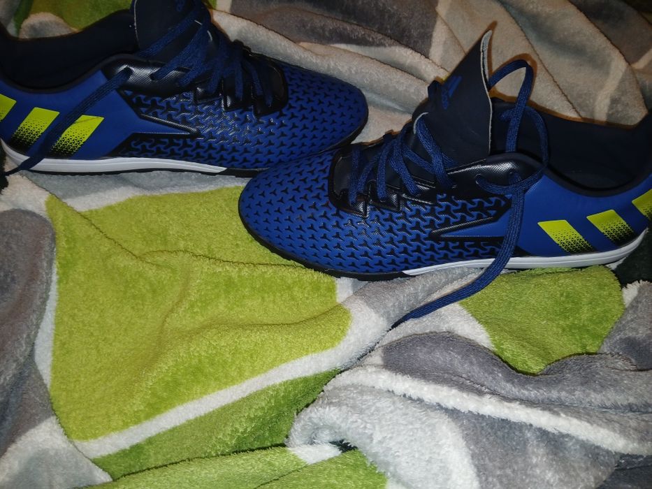 Продаю футбольне взуття