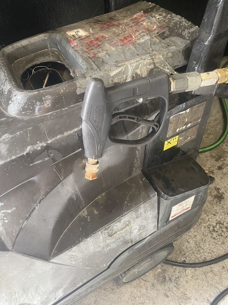 Maquina de pressao para lavagem de automoveis e fabricas