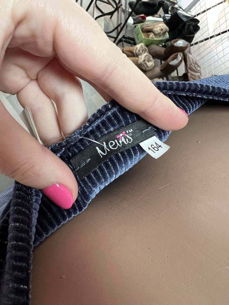 Продам велюрову сукню Mevis з відкритими плечима.