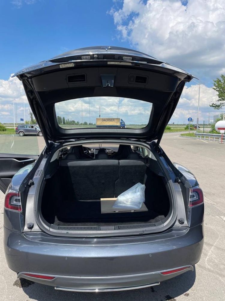 Tesla model S 2014.