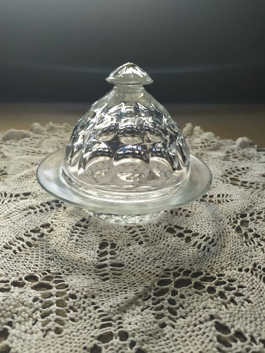 Piękna maselnica ze szkła prasowanego, Maselniczka z okresu PRL