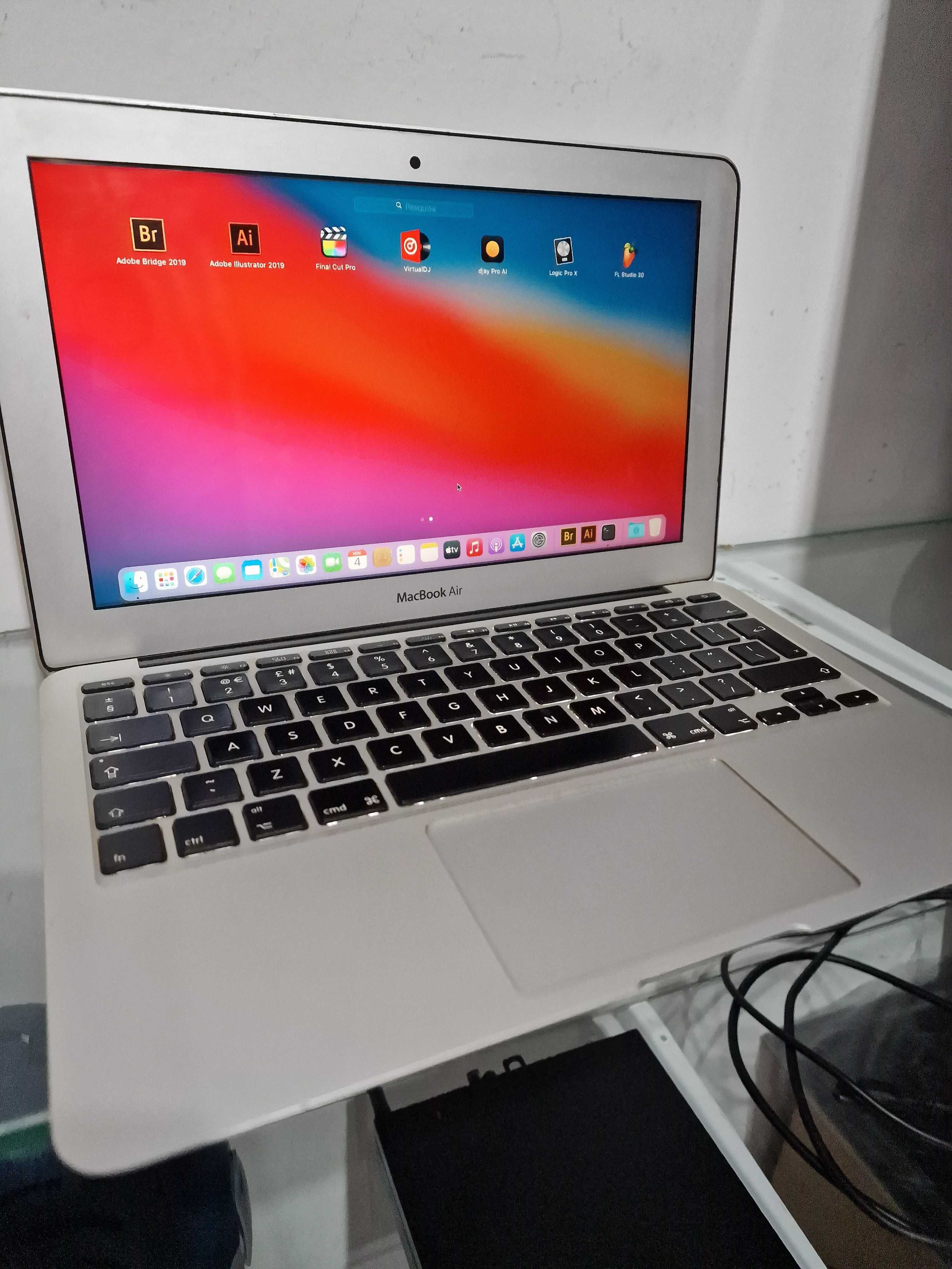 Apple MacBook Air 11 polegadas (2014 com vários programas)