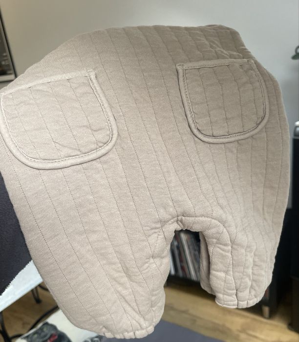 Ogrodniczki z H&M w kolorze cappuccino.