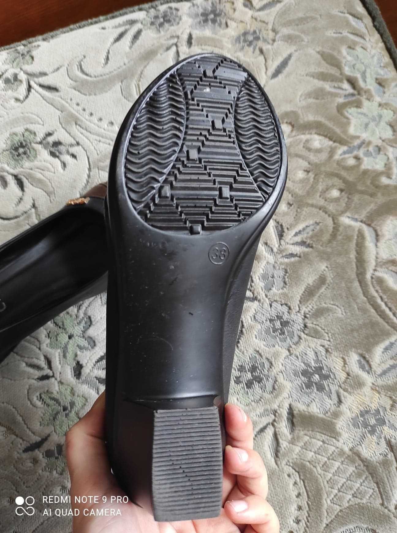 Brązowo-granatowe buty na stabilnym słupku