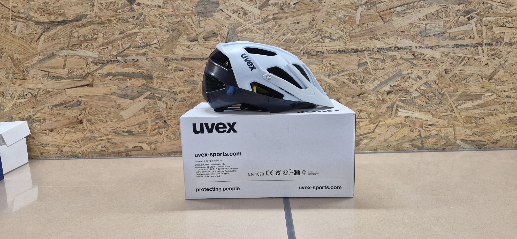 Kask Uvex Quatro cc Mips. Rozmiar 52-57cm.