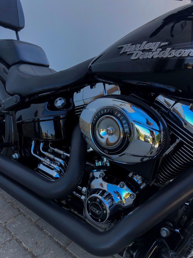 Harley-Davidson Breakout 
45000 km
Vai com escape e material todo