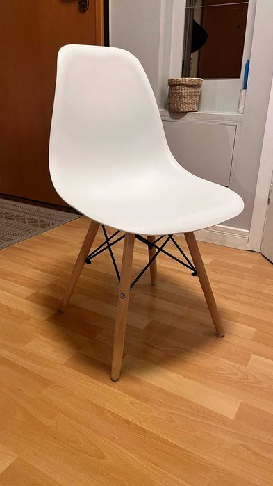 Krzesło Białe Plastikowe / Drewnianie Nóżki