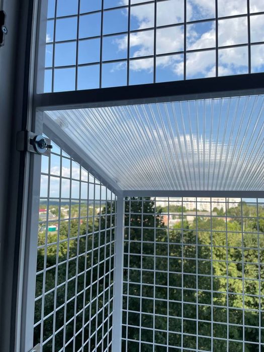 Балкон на пів стулки вікна для котиків