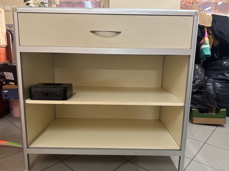 Lada sklepowa / komoda ekspozycyjna z szufladą i półkami
