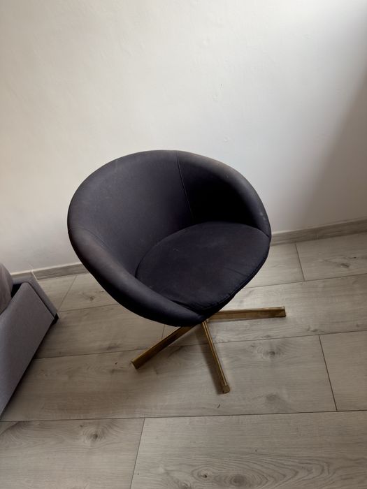 Czarny fotel ze złotymi nogami