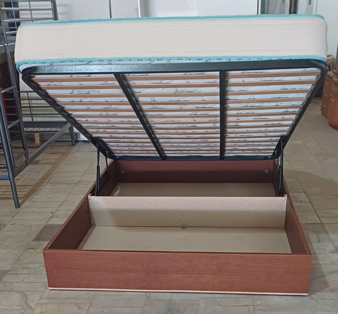Cama Sommier com arrumações