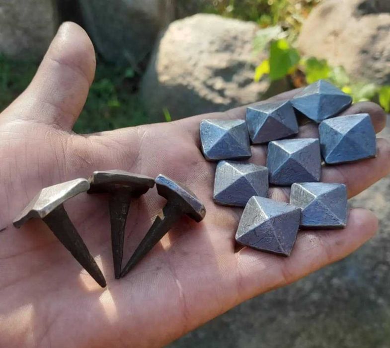 Ręcznie kute ćwieki. Kowalstwo artystyczne. Cena dotyczy 10 szt.