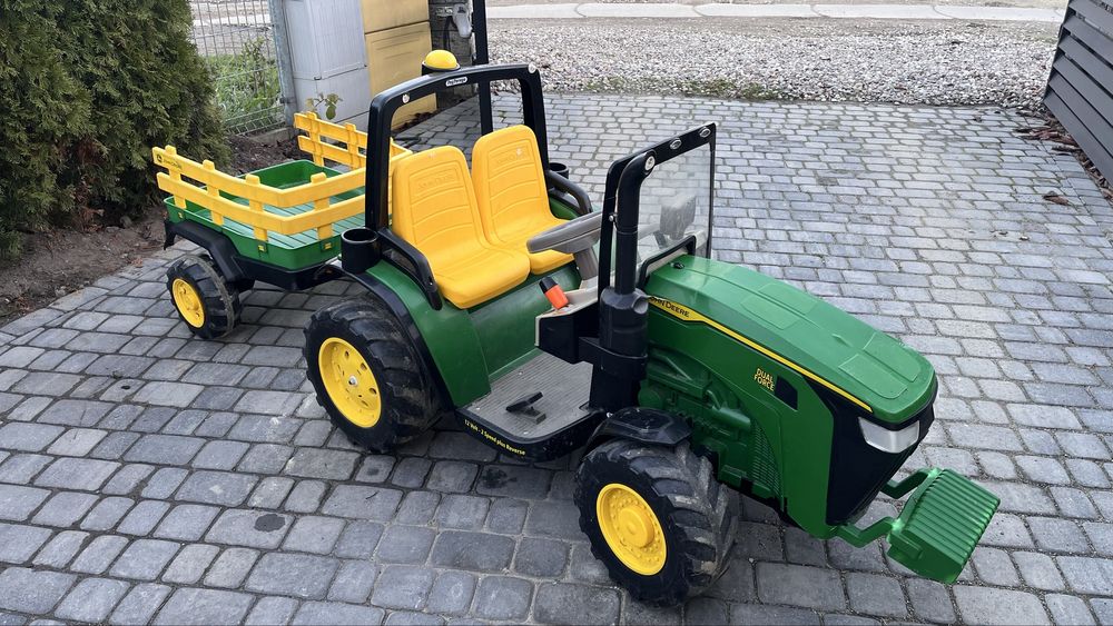 Zielony Traktor dwuosobowy John Deere Ground Force marki PEG PEREGO