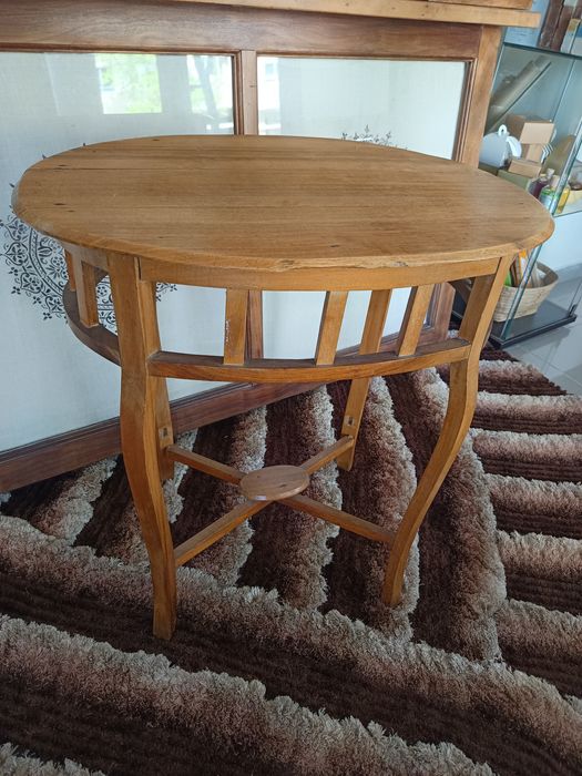 Mesa de apoio de madeira