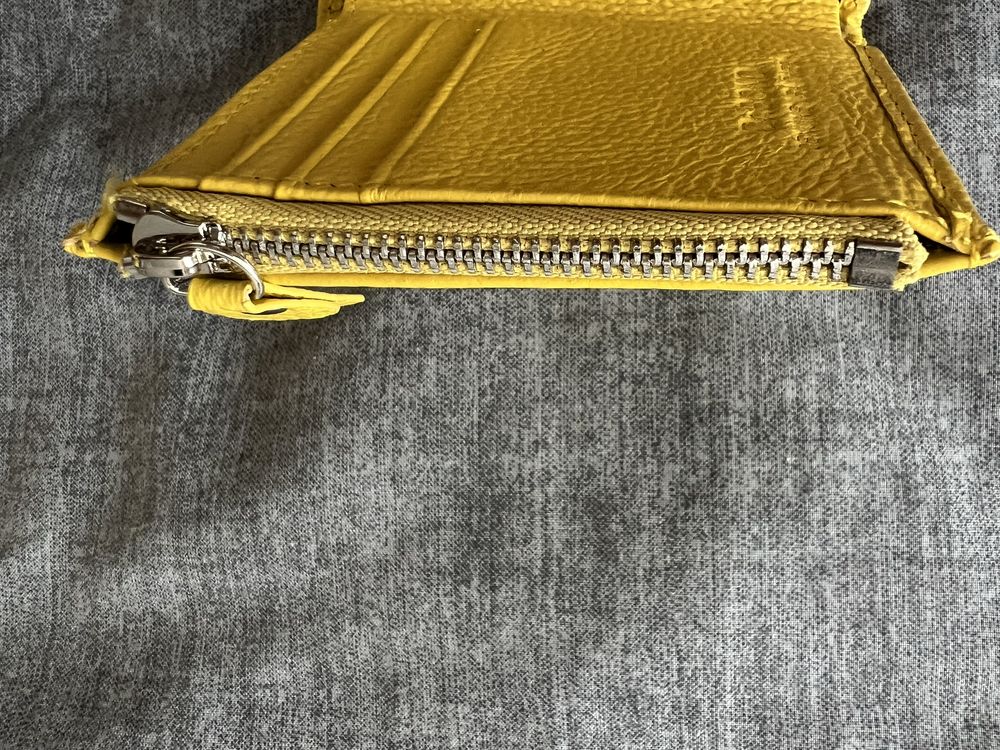 Шкіряний гаманець жовтого кольору