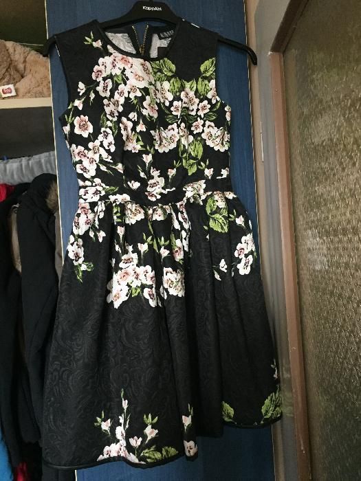 Nowa czarna sukienka w kwiatki elegancka r. 34 XS metka rozkloszowana