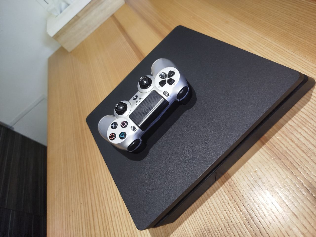 Продаю PS4 Slim у відмінному стані.