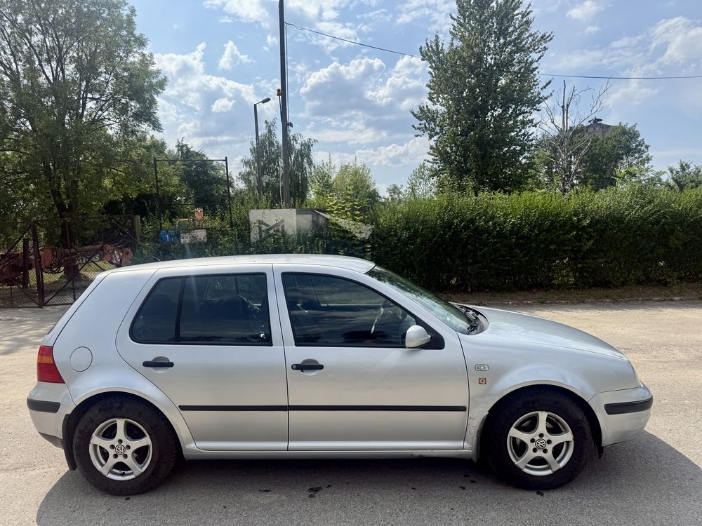 VW Golf/2003r/1.6 LPG/technicznie bdb/2x opony