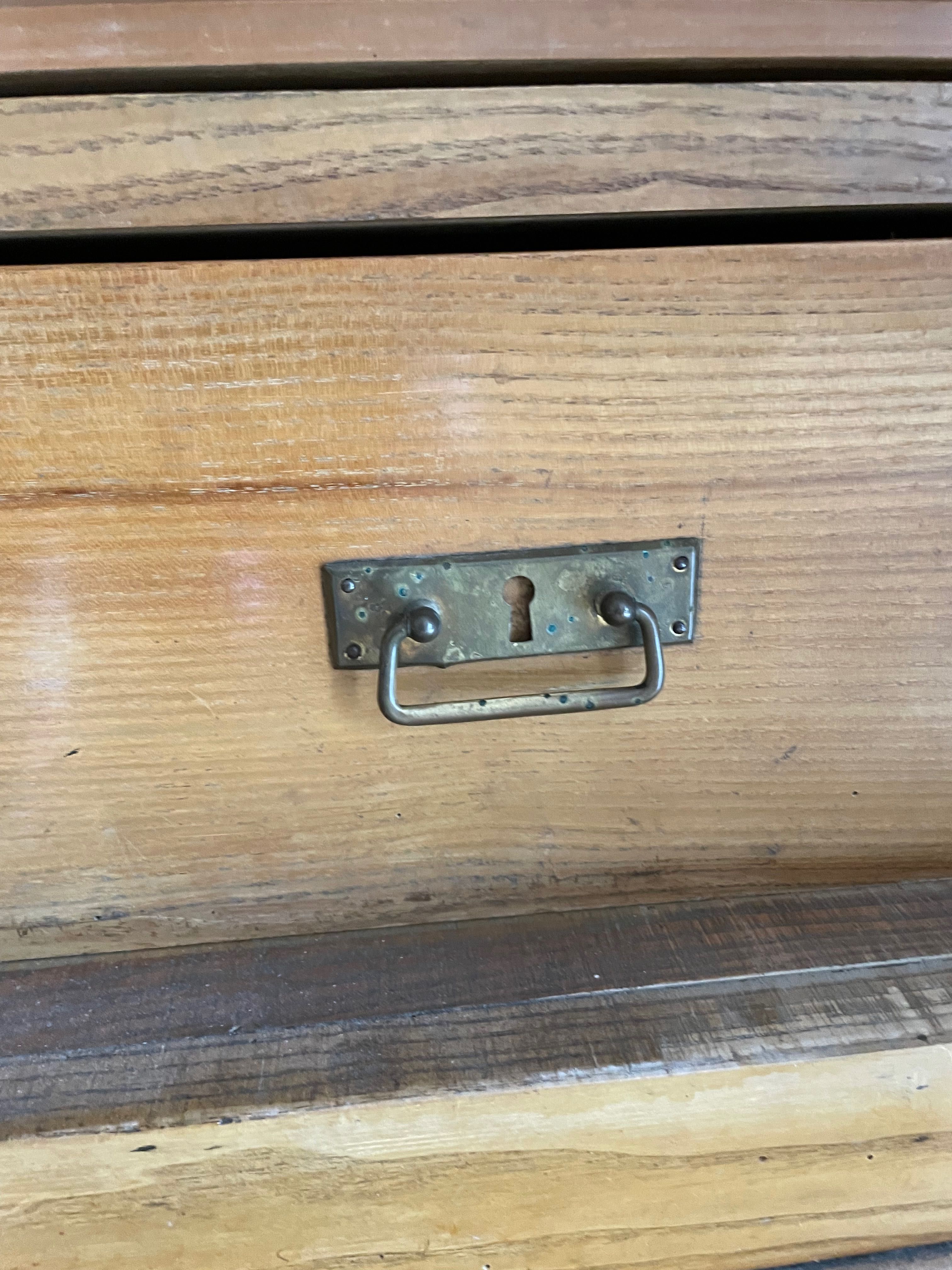 Stara drewniana szafa z szufladą