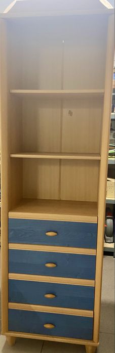 Regały z miejscem na przechowywanie