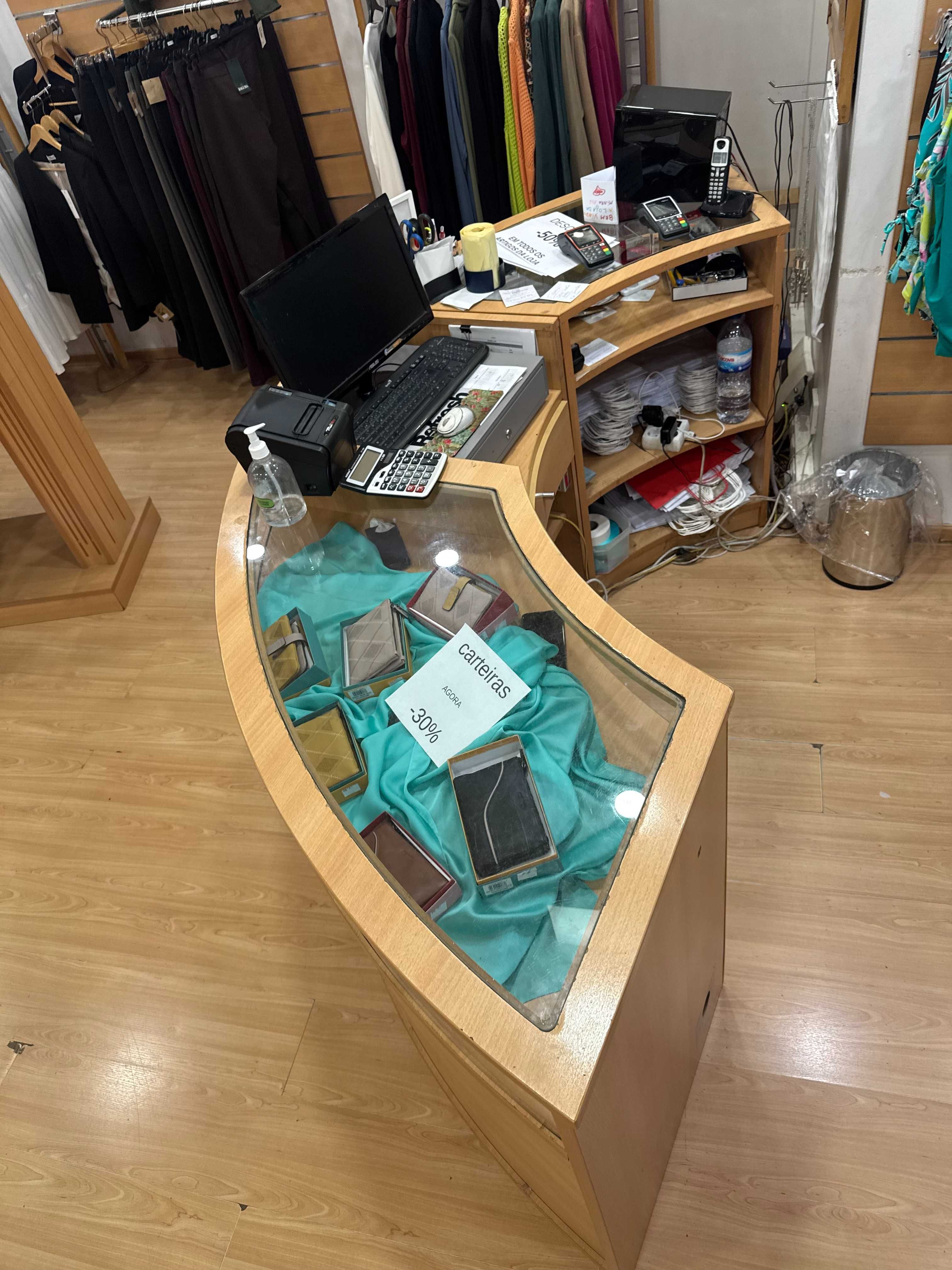 Balcão de venda de madeira com vitrine de vidro na parte de cima