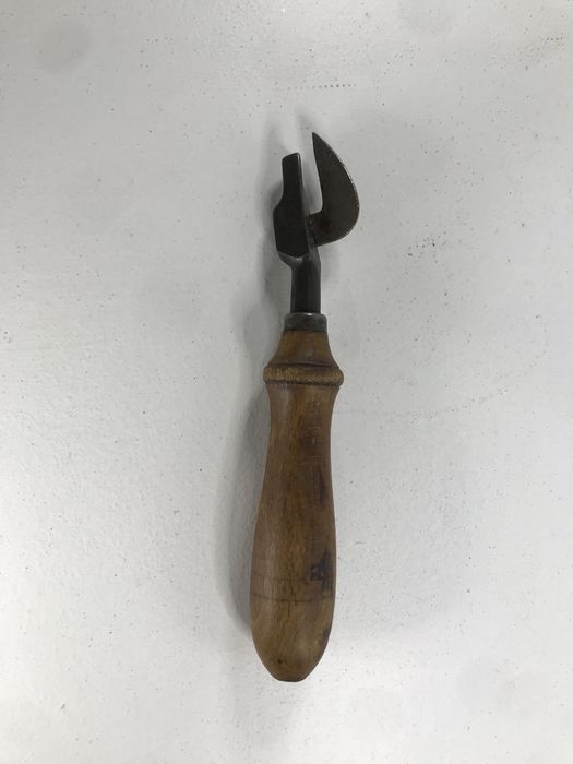 Stary przyrzad do otwierania konserw