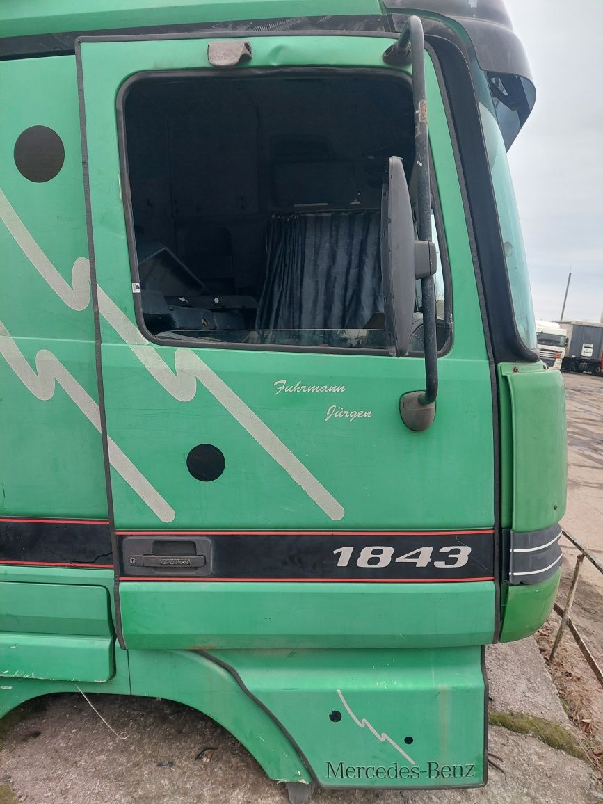 Продам на разборку  кабину и комплектующие мерседес актрос.
