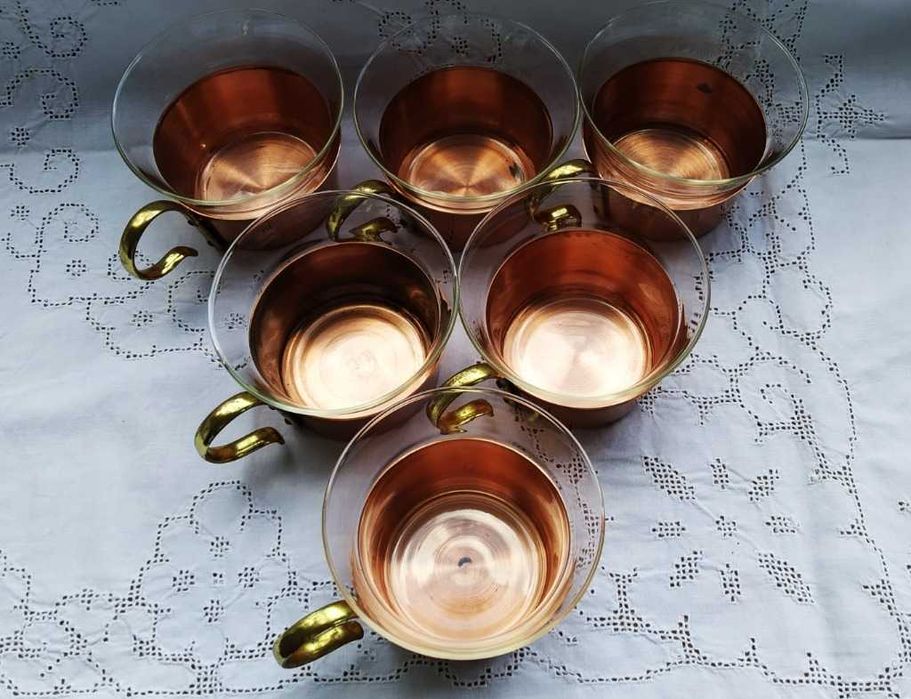 Zestaw sześciu szklanek w miedzianych koszyczkach