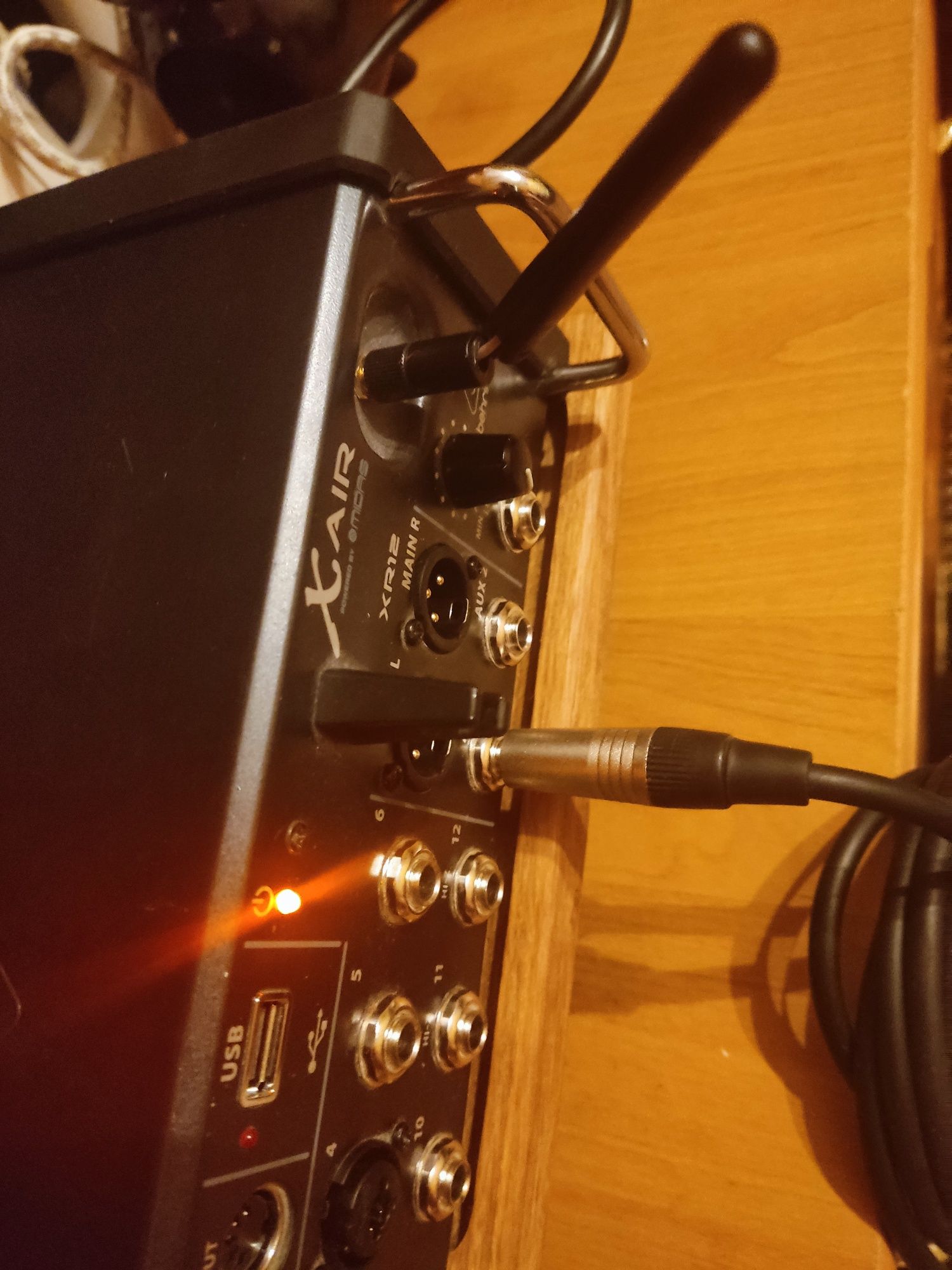 Продається мікшерний пульт Behringer xr12