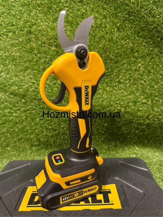 Акумуляторний секатор DeWalt DCMP550P1 (48V 6AH) ефективний інструмент