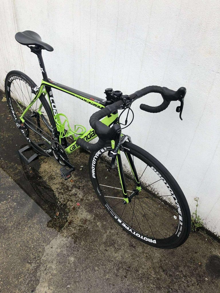 Bicicleta de estrada Cannondale com rodas em carbono